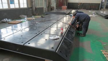 UPE プラスチック UHMWPE のフェンダーは 1690×1760mm PE の HDPE 反衝突板にパネルをはめます サプライヤー